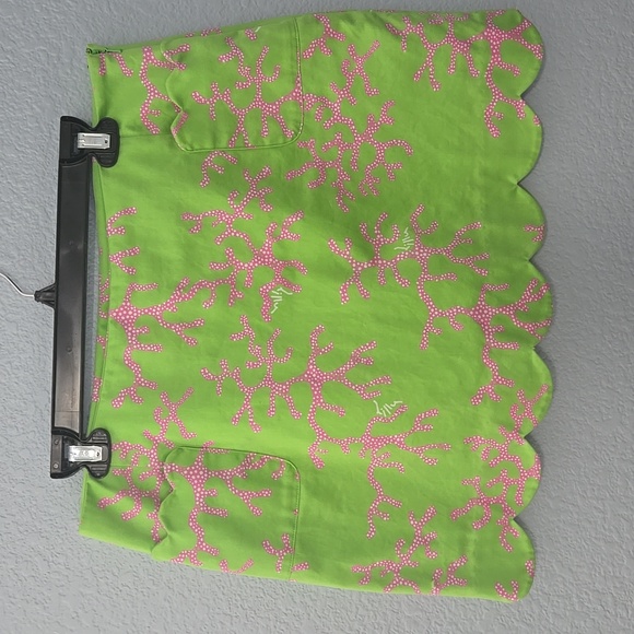 Lilly Pulitzer Dresses & Skirts - LILLY PULITZER Tropper Mini Skirt Sz 10 Pink Polka Dot Coral On Green Scalloped
